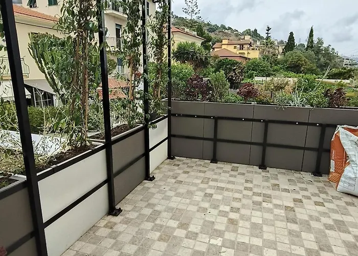 New Seaside Vintage Apartment, 20m To The Beach, Wi-fi&terrace Lägenhet